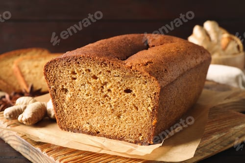 Preview: Delicious gingerbread cake on wooden board, closeup