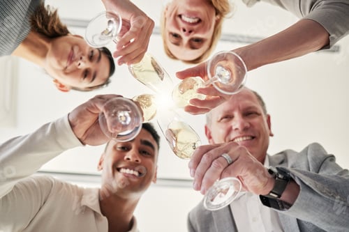 Visualização: Foto abaixo de um grupo de colegas de trabalho tomando uma bebida comemorativa em um escritório