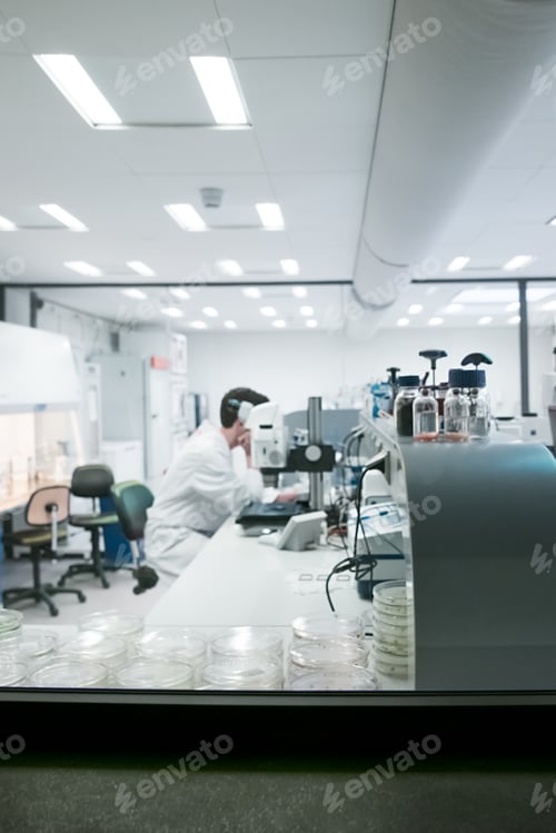 Preview: Scientist in the laboratory Blurred photo