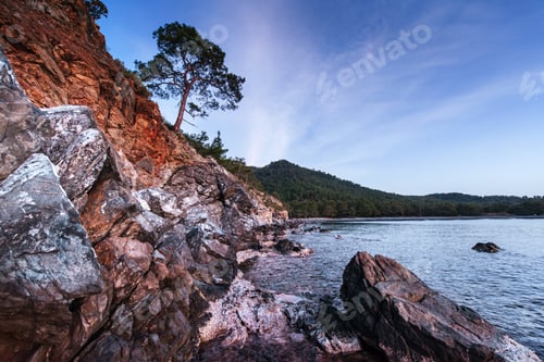 Preview: Fantastic views of the rocky coast and waves