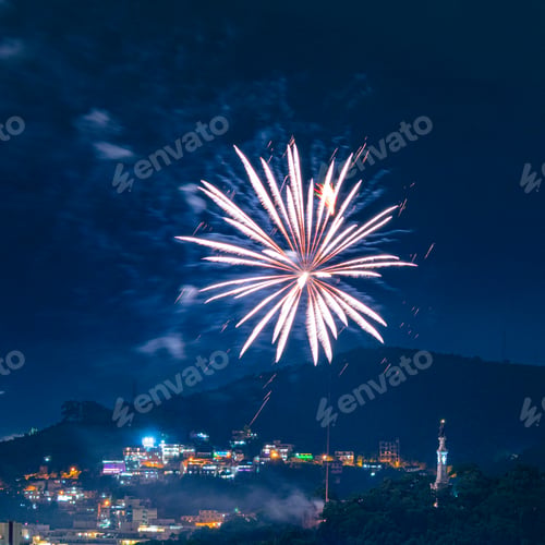 Preview: Night images with New Year's (Réveillon) fireworks exploding in the sky