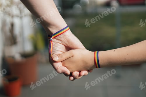 Preview: Mother and daughter with rainbow bracelets