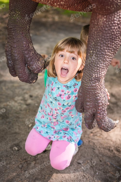 Preview: Little girls under the claws of a dinosaur