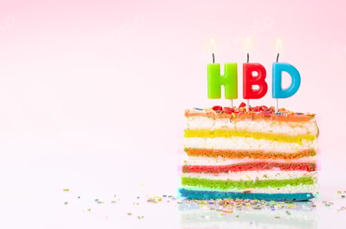 Visualização: Bolo de aniversário com velas em um rosa