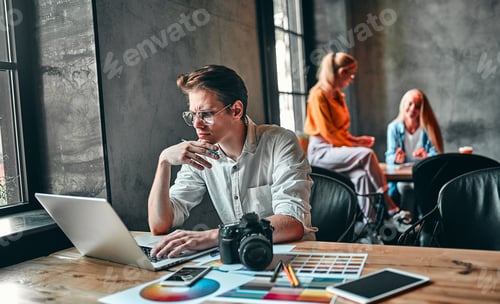Preview: Young cheerful photographer