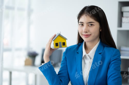 Preview: Real estate house agent showing house model to customer, real estate housing concept.
