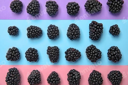 Vista previa: Flat lay composition with ripe blackberries on color background