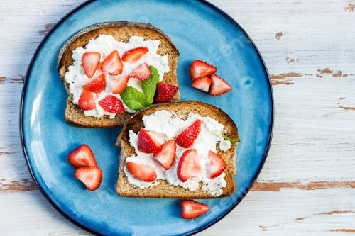 Preview: Snack from Wholemeal Bread Toasts, Ricotta cheese and Strawberri