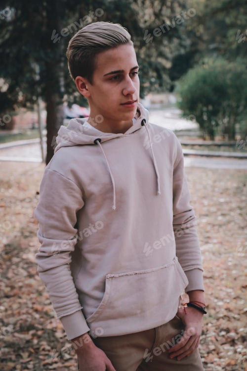 Vista previa: Joven rubio posando en el parque