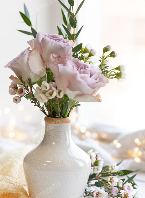 Preview: Spring composition with a bouquet of flowers in a vase, close-up.