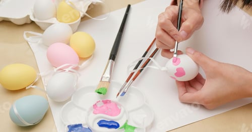 Preview: Painting on egg for Easter holiday at home