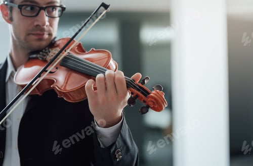 Preview: Talented violinist solo performance