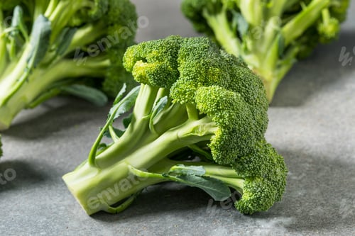 Preview: Raw Organic Green Broccoli Head