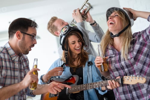 Visualização: Grupo de amigos felizes se divertindo e festejando