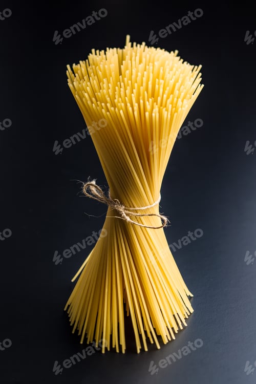 Preview: Uncooked spaghetti pasta.