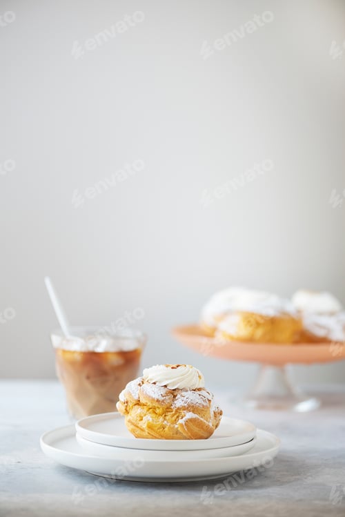 Preview: Custard cakes with cream
