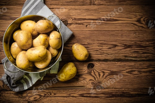 Preview: Fresh potatoes. On wooden table.