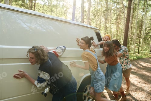 Preview: People pushing the van