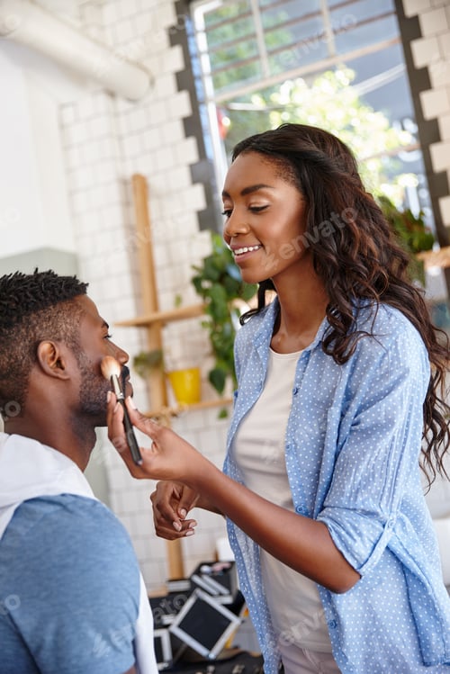 Preview: She takes care of the hair and makeup