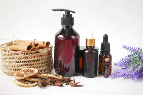 Visualização: óleo cítrico essencial, limão seco e especiarias na mesa,