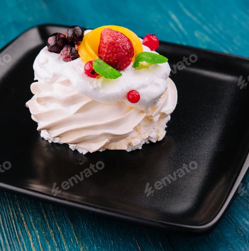 Preview: Anna Pavlova cake with cream and fresh berries