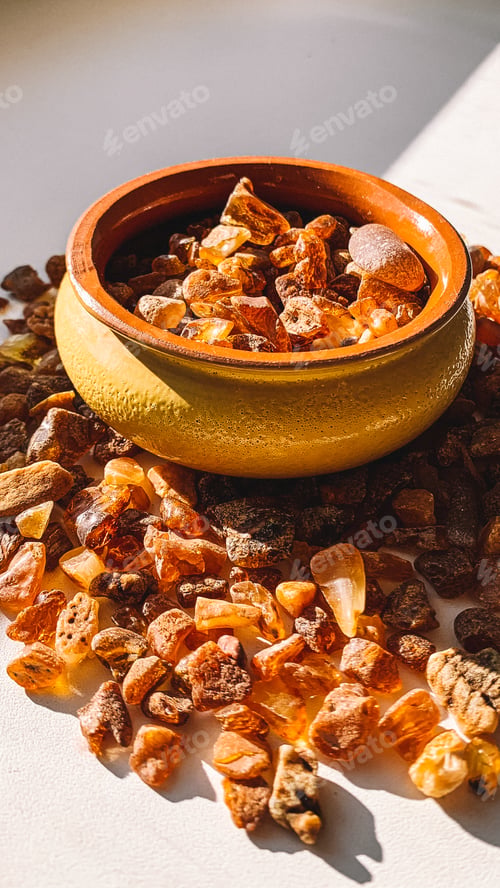 Preview: raw amber in a clay pot