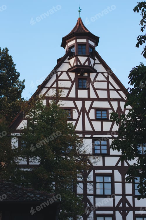 Preview: The house behind the trees