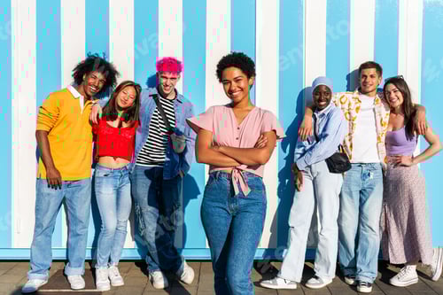 Visualização: Grupo multiétnico de jovens amigos felizes se divertindo