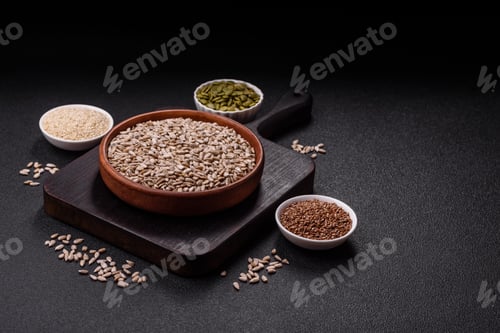 Preview: Peeled sunflower seeds in a bowl, an ingredient for making vegetarian food