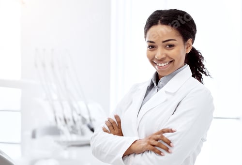 Preview: Portrait Of Smiling Black Female Stomatologist Posing In Dental Clinic Interior
