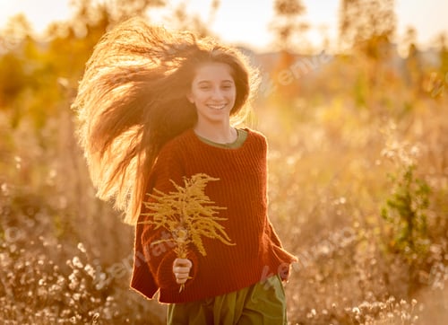 Preview: Autumn flowers in young girl hands