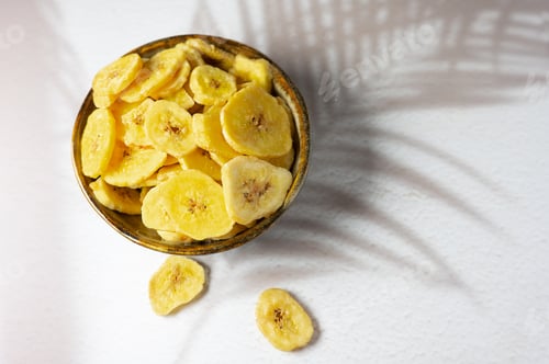 Preview: Banana chips served in bowl, healthy snack concept.