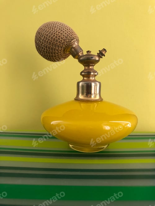 Preview: Vintage perfume atomizer in yellow glass
