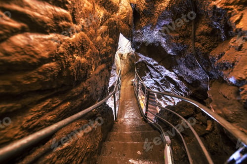 Preview: Descent into limestone caves