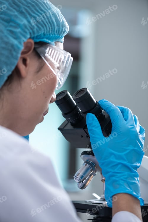 Preview: Doctors are diagnosed in the laboratory. With microscopy