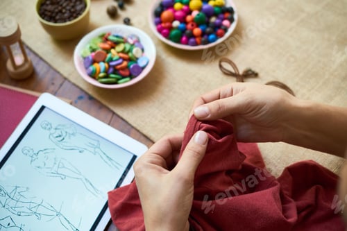 Preview: Decorating dress with beads