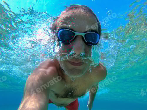 Preview: Swimmer guy taking selfie underwater