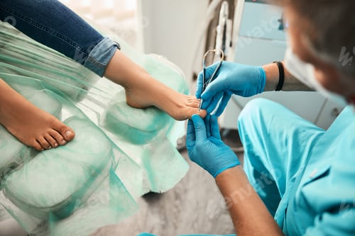 Preview: Female patient visiting podiatrist with pain on feet and toes