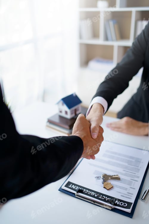 Preview: Agent and customer shake hands when successful trading houses. House and real estate trading ideas.