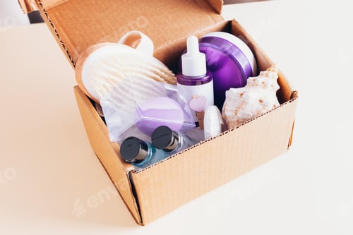 Preview: Close-up of cardboard beauty box with different skin care products.