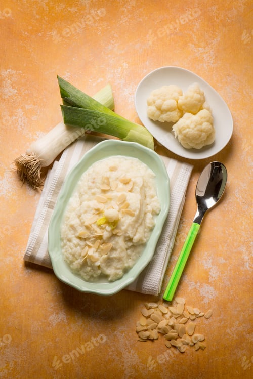 Preview: cauliflower mashed with sliced almond and leek