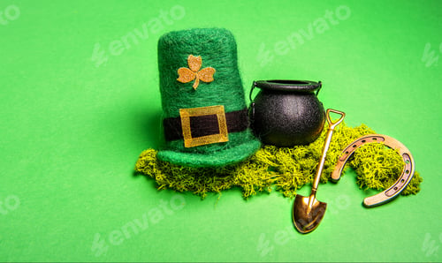 Preview: On green isolated background St. Patricks hat, leprechaun kettle with gold coins, shovel, horseshoe
