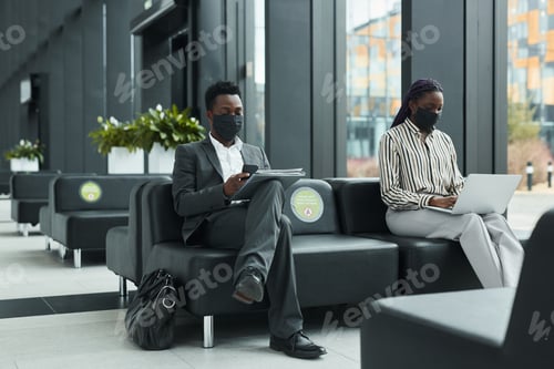 Preview: Business People in Waiting Lounge