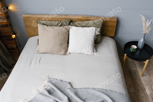 Visualização: Vaso de cerâmica branca moderna com grama seca e xícara de café ou chá ao lado da cama de casal