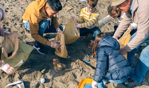 Preview: Volunteers cleaning the beach