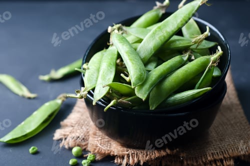 Preview: Fresh, young, unpeeled green peas