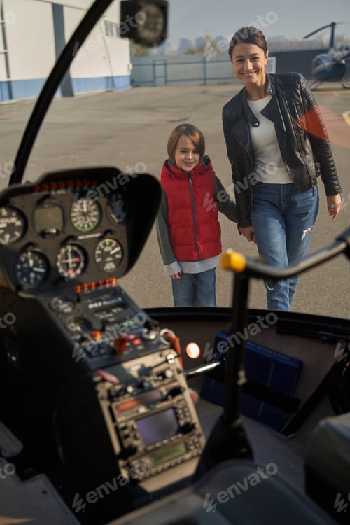 Preview: Animated mother and little boy looking at an airplane