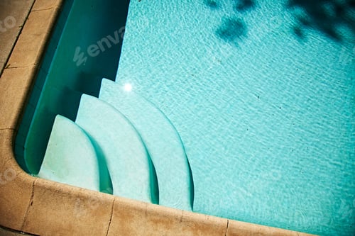 Preview: Steps in corner of outdoor swimming pool