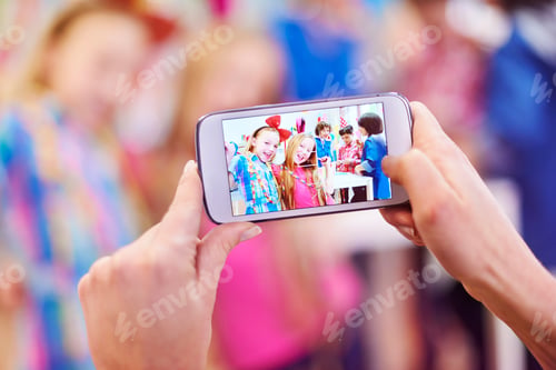Preview: Girls, big smile! I'm taking photo!