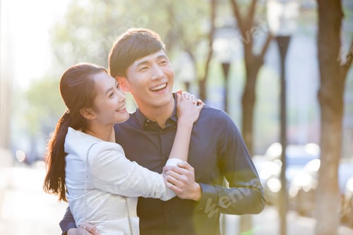 Aperçu: Heureux jeune couple embrassant